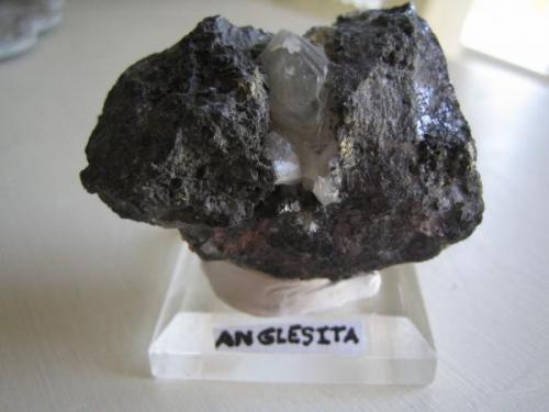 Anglesita y galena<br />Pozo nº 5, Mina San Fernando, filón El Cobre, Matacabras-Dehesa de las Yeguas, Bailén, Comarca Sierra Morena, Jaén, Andalucía, España<br />2 cm. el cristal principal<br /> (Autor: sergio145)