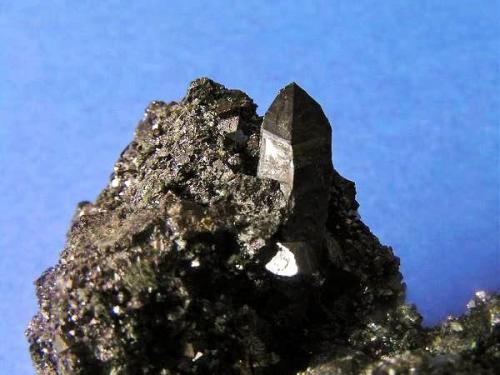 Allanita<br />Nueva Vizcaya Mine, Los Calvitos property, Burguillos del Cerro, Comarca Zafra-Río Bodión, Badajoz, Extremadura, Spain<br />Cristal de 1,8 cm<br /> (Autor: Nacho)