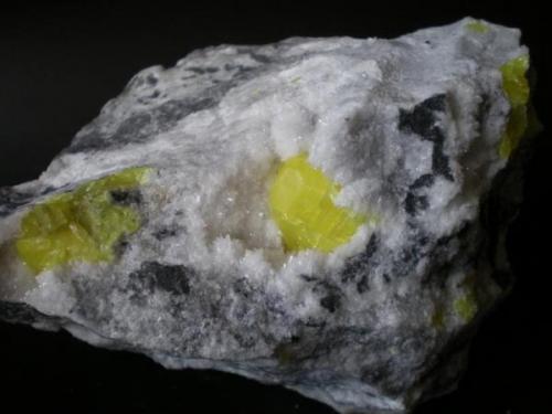 Azufre y Calcita<br />Outcrop El Aila, El Aila (La Lastra), Laredo, Comarca Costa Oriental, Cantabria, Spain<br />Cristal 2 x 2 cm.<br /> (Autor: PabloR)