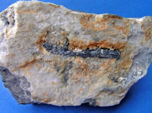 Antimonita con Dolomita<br />San Gabriel Mine, Cerro del Enebro, Mestanza, Comarca Valle de Alcudia, Ciudad Real, Castilla-La Mancha, Spain<br />Tamaño de la pieza 9x5,6x4,5 cm.<br /> (Autor: Nacho)