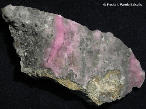 Calcita cobaltífera<br />San Carlos Mine, Sein Ravine, San Juan de Plan, Comarca Sobrarbe, Huesca, Aragon, Spain<br />11,5 x 5,5 x 2 cm.<br /> (Autor: Frederic Varela)