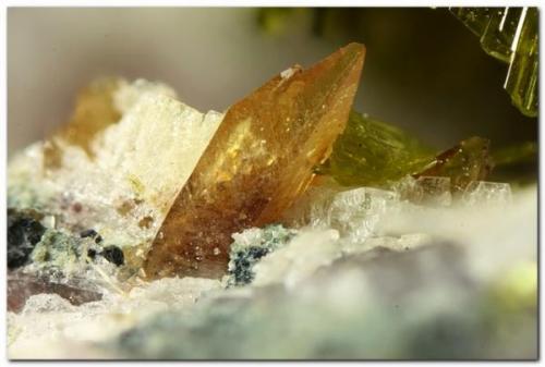 Titanita.<br />Los Arenales Quarry, Monte La Rocha de Piquer, Torás, Comarca Alto Palancia, Castellón / Castelló, Valencian Community / Comunitat Valenciana, Spain<br />Cristal de 1,5 mm.<br /> (Autor: Rafa Muñoz(mineralvarado))