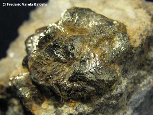 Pirita sobre calcita y galena<br />Mas Corbera Mines, Riera de Corbera , Colera, Comarca Alt Empordà, Gerona / Girona, Catalonia / Catalunya, Spain<br />6  x 5  cm; agregado de cristales de 2,5 cm<br /> (Autor: Frederic Varela)