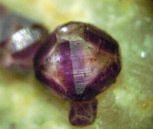 Cristal curioso de Fluorita de Arteixo, de 3 mm (Autor: usoz)