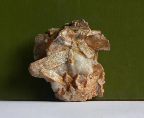 Andalucita sobre cuarzo<br />Afloramiento por corte en carretera, Vilachán do Monte, Tomiño, Comarca Bajo Miño, Pontevedra, Galicia / Galiza, España<br />7cm.<br /> (Autor: usoz)