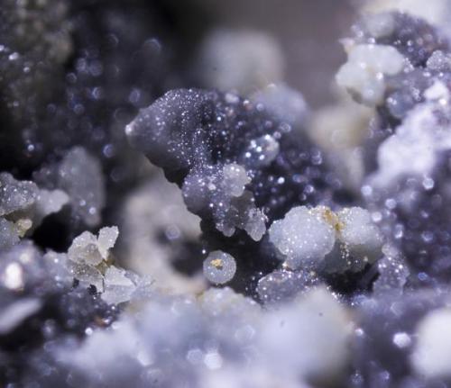 Cristales de escorodita en una geoda de arsenopirita. O Niño do Corvo, San Xoán de Tabagón, O Rosal (Pontevedra) (Autor: usoz)