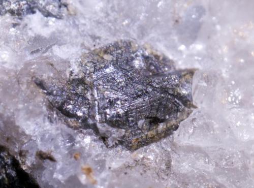 Casiterita<br />Monte del Nido del Cuervo, O Rosal, Comarca Baixo Miño, Pontevedra, Galicia / Galiza, España<br />Cristal de 3-4 mm<br /> (Autor: usoz)