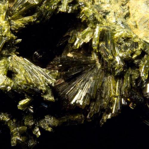 Epidota<br />Barranc de les Collades, Pantà d'Escales, Casterner de les Olles, Tremp, Comarca Pallars Jussà, Lérida / Lleida, Cataluña / Catalunya, España<br />3 cm<br /> (Autor: Anonymous)