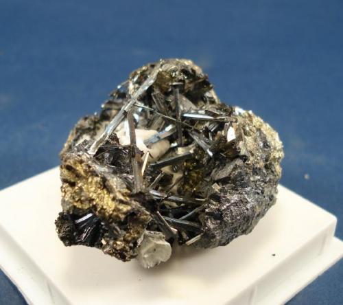 Stibnita (Estibina)<br />Carlés Mine, Ballotal-El Fuxaco, Carlés, Salas, Comarca Valle del Narcea, Principality of Asturias (Asturias), Spain<br />6 x 5 cm.<br /> (Autor: Echevarria)