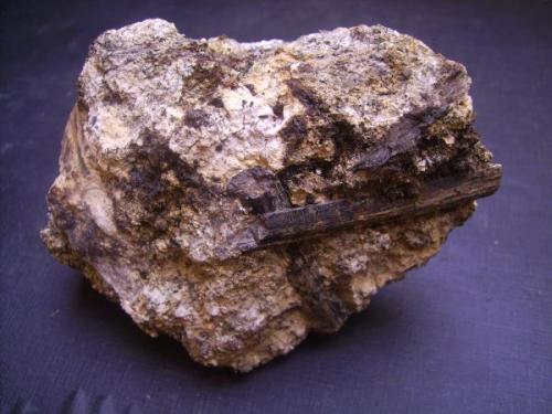 Aegirina<br />Cantera Lugar da Nave, Nave, Monchique, Municipio Monchique, Faro, Algarve, Portugal<br />8,5 x 7 cm. El cristal mayor de 4,5 cm.<br /> (Autor: Antonio Alcaide)