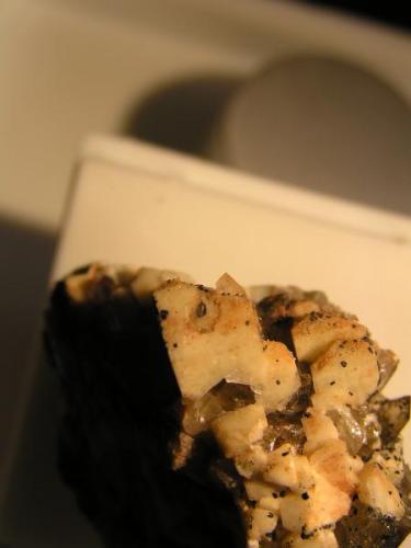 Albita sobre Microclina<br />Cantera Cillarga, Linar da Raina, Ponteareas, Comarca El Condado, Pontevedra, Galicia / Galiza, España<br /><br /> (Autor: Carlos J. Rodríguez)