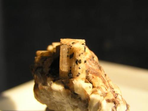 Albita sobre Microclina<br />Cantera Cillarga, Linar da Raina, Ponteareas, Comarca El Condado, Pontevedra, Galicia / Galiza, España<br /><br /> (Autor: Carlos J. Rodríguez)
