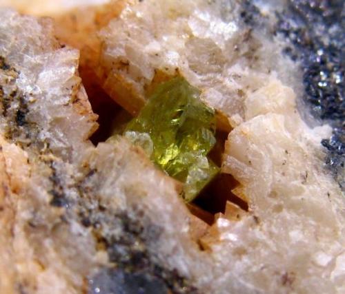 Esfalerita<br />Pineda de la Sierra, Comarca Sierra de la Demanda, Burgos, Castilla y León, España<br />Cristal de 3 mm.<br /> (Autor: Calita)