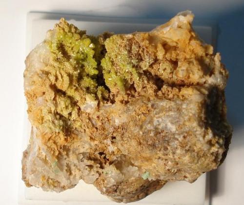Piromorfita sobre cuarzo<br />Mina Paraños, Riotorto, Comarca de Meira, Lugo, Galicia / Galiza, España<br />4X4 cm<br /> (Autor: Echevarria)