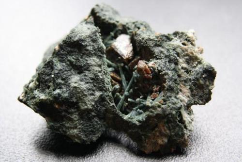 Marialita (grupo de la escapolita) y granate (grupo)<br />Carlés Mine, Ballotal-El Fuxaco, Carlés, Salas, Comarca Valle del Narcea, Principality of Asturias (Asturias), Spain<br /><br /> (Autor: minero1968)