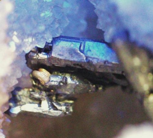 Pirargirita y Plata nativa<br />La Suerte Mine, Hiendelaencina, Comarca Serranía de Guadalajara, Guadalajara, Castilla-La Mancha, Spain<br />Cristal pirargirita 8 mm. y plata nativa 3.mm.<br /> (Autor: Nieves)