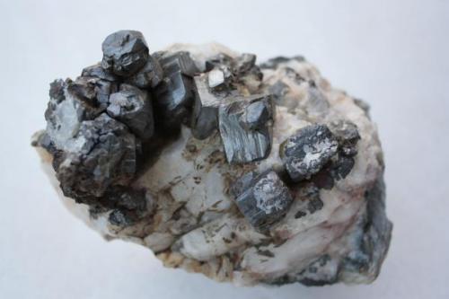 Hematites pseudomorfo de pirita sobre cuarzo<br />Oliva de la Frontera, Comarca Sierra Suroeste, Badajoz, Extremadura, Spain<br />12x8 cm; cristal mayor: 1,5x1,5 cm<br /> (Autor: Inma)