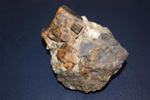 Hematites pseudomorfo de pirita sobre cuarzo<br />Oliva de la Frontera, Comarca Sierra Suroeste, Badajoz, Extremadura, España<br />11,5x9,5 cm; cristal mayor: 4x4,5 cm<br /> (Autor: Inma)