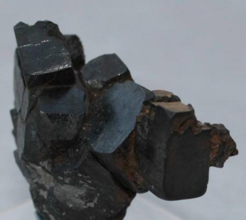 Hematites pseudomorfo de pirita<br />Oliva de la Frontera, Comarca Sierra Suroeste, Badajoz, Extremadura, Spain<br />3,5x2,5 cm; cristal mayor: 1x1 cm<br /> (Autor: Inma)