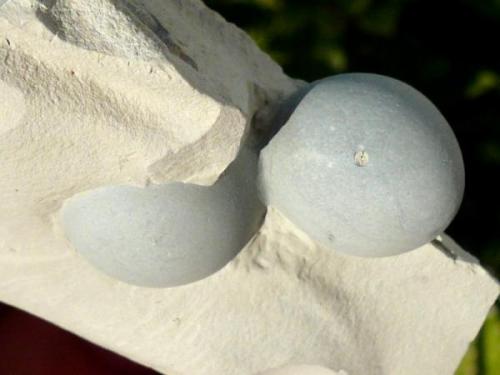 Ópalo (variedad menilito)<br />Opal outcrop, Camarillas reservoir, Agramón, Hellín, Comarca Campos de Hellín, Albacete, Castilla-La Mancha, Spain<br />3,5cm.<br /> (Autor: nerofis2)