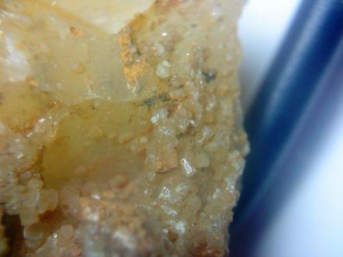 Piromorfita sobre Cuarzo<br />Grupo Minero "Juan Antonio", Paraje Las Minillas, Garlitos, Comarca La Siberia, Badajoz, Extremadura, España<br />cristal mayor 4 milímetros<br /> (Autor: apita)