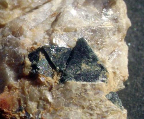 Gahnita<br />Mina Santa Marina, Monte Galiñeiro, Vincios, Gondomar, Comarca Vigo, Pontevedra, Galicia / Galiza, España<br />Arista del cristal mayor, 3 mm.<br /> (Autor: usoz)