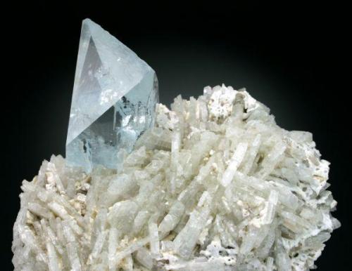 Topaz on Albite, Little Three Mine, Main Dike, Ramona District. Topaz crystal is 3.5 cm tall. (Author: Jesse Fisher)