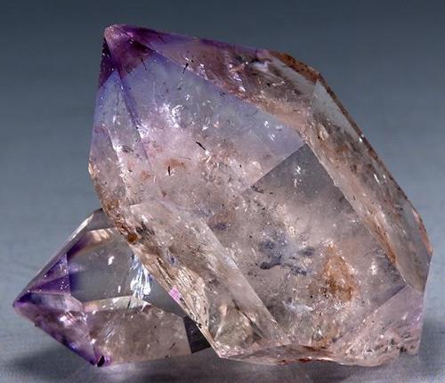 Quartz (variety amethyst)
Payson District (Green Valley District), Gila Co., Arizona
Specimen size 4.5 x 3.5 cm
A pair of glassy transparent amethyst crystals. (Author: am mizunaka)