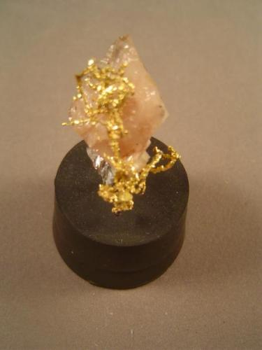 Gold wires etched from pink calcite.  3.2 X 2.0 cm.  San Pedro Mine, New Placers Mining District, Santa Fe County, New Mexico.  Purchased from Ira Young, Tucson, 1995   At first glance, the pink calcite looks just like rose quartz. (Author: Ed Huskinson)