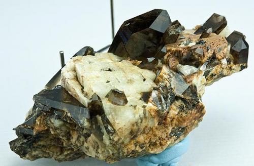 Smoky quartz cluster with microcline.
Dogtooth Peak, Dinkey Lakes, Fresno Co., California
Specimen size 7.5 x 4 cm. (Author: am mizunaka)