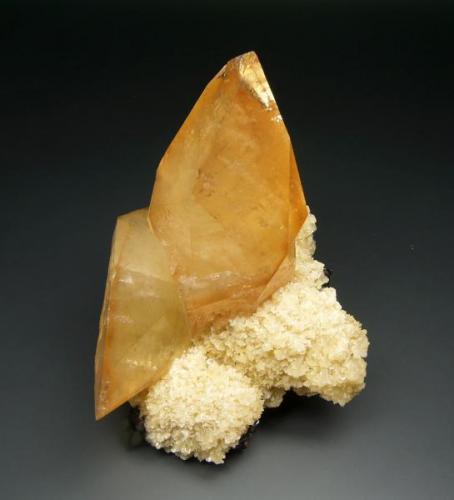 Calcite on Barite & Sphalerite
Elmwood Mine, Carthage, Smith County, Tennessee, USA
Specimen size: 13 × 10 × 9 cm.
Main crystal size: 10 × 5.5 x 5 cm.
Photo : Richard Jackson (Author: chris)