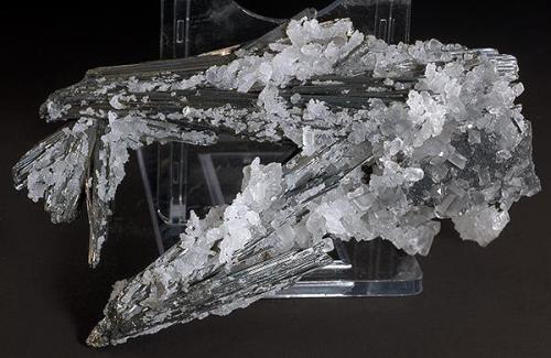 Stibnite with Barite
Murray Mine
Elko County, Nevada
Specimen size 8.5 x3.8 cm. (Author: am mizunaka)