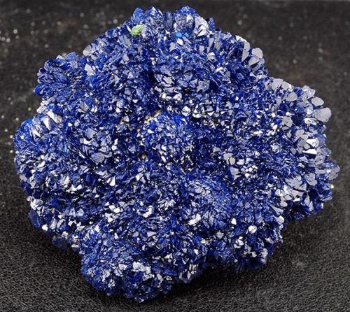 Azurite
La Sal, La Sal District, San Juan Co., Utah, USA
Specimen size 5.5 x 5 cm. (Author: am mizunaka)