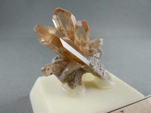 Topaz
Maynard Claim, Juab County, Utah, USA
3.5cm x 3.9 cm
longest cyrstal is 4.4 cm (Author: rweaver)