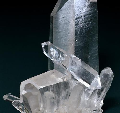 Quartz cluster with a Japan Law Twin.
Mt Ida, Montgomery Co., Arkansas, USA
Crystal size 3.9 x .9 cm.
Double Terminated crystal attached to Twin. (Author: am mizunaka)