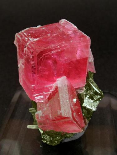 Rhodochrosite with Tetrahedrite and Quartz
Corner Pocket, Watercourse Raise, Sweet Home Mine, Alma, Colorado, USA
Mined in September 1994
Specimen size: 4 × 2.8 × 2.5 cm.
Main crystal size: 1.5 × 1.5 cm.
Photo: Reference Specimens (Author: Jordi Fabre)