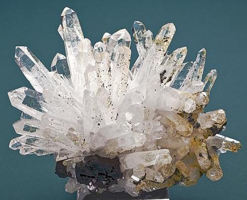 Quartz with Sphalerite and Minor Epidote
Idarado Mine, Telluride, Ouray District, San Miguel Co., Colorado
Specimen size 7 x 6.5 cm. (Author: am mizunaka)