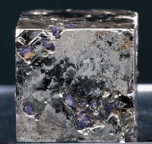Pyrite with Fluorite
Climax Mine, Climax District, Lake Co., Colorado
Specimen size 2 x 1.9 x 2.3 cm. (Author: am mizunaka)