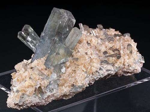 Barite on Calcite
Stoneham, Weld Co., Colorado
Specimen size 9.6 x 4.9 cm. (Author: am mizunaka)