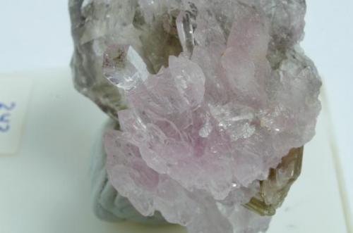 Cuarzo rosa cristalizado y cuarzo fume. Detalle cuarzo rosa. Foto E. Amorós (Autor: Jesús Pontac Estallo)