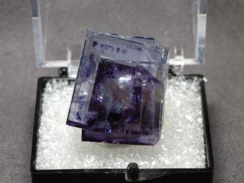 Fluorite
from Yao Gang Xian Mine, Hunan Province, China
size: 2.0cm X1.7cm X1.6cm (Author: pro_duo)