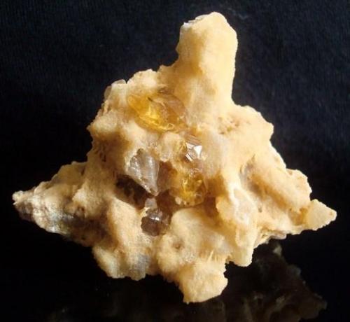 Citrine Quartz  / Danburite Locality: Charcas, San Luis Potosí, México size: 5cm x 2.7cm x 3cm (Author: Luis Domínguez)