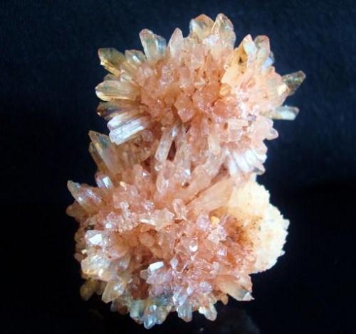 Creedite Locality: Navidad mine, Durango, México size: 6cm x 4.6cm x 3.2cm (Author: Luis Domínguez)