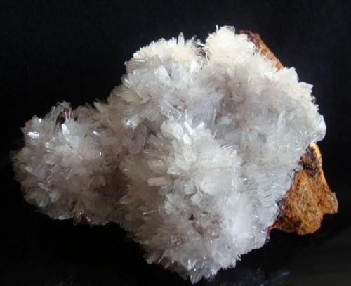 Hemimorphite. Locality: La Ojuela mine, Mapimí, Durango, México  size: 7cm x 9.5cm x 7.3cm (Author: Luis Domínguez)