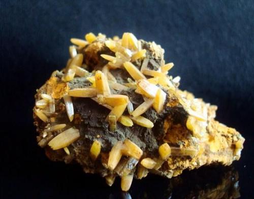 Wulfenite. Locality: La Ojuela mine, Mapimí, Durango, México size: 5cm x 4.7cm x 3.5cm (Author: Luis Domínguez)