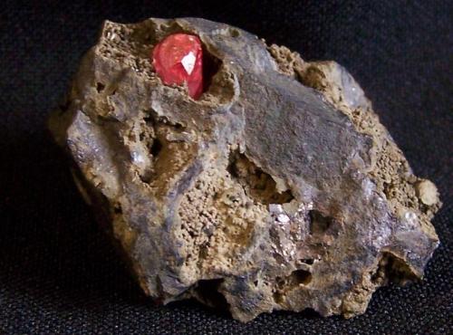 Rhodochrosite. Locality: Sta. Eulalia, Chihuahua, México size: 3.6cm x 3.7cm x 2.6cm (Author: Luis Domínguez)