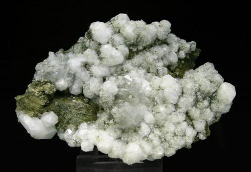 Analcime with Apophyllite
Cornwall Mines, Cornwall, Lebanon County, Pennsylvania  USA 
Specimen size: 9.9 × 7.1 × 4.2 cm. 
Main crystal size: 1 × 1 cm.
Former Ernie Schlichter colection
Photo: Reference Specimens (Author: Jordi Fabre)