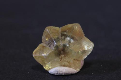 Trilling twinned Chrysoberyl - 1,3 cm X 0,9 cm X 1,1 cm
Itaguaçu, Espirito Santo, Brazil (Author: silvio steinhaus)