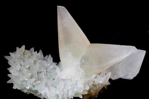 Calcite twinned on Quartz recovered with Calcites dog tooth
9,0 cm X 3,8 cm X 5,5 cm (5,5 cm X 1,7 cm X 4,5 cm the bigger Calcite) (Author: silvio steinhaus)