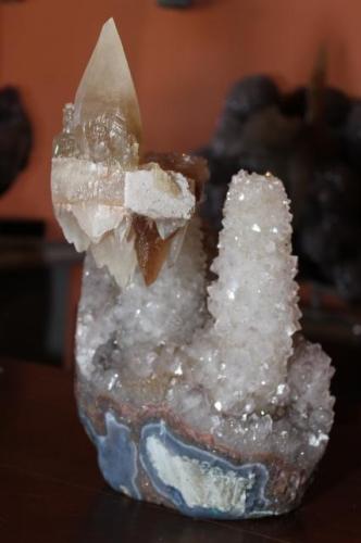 Amethyst with Calcite, with approximately 40 cm and 20 cm wide and 20 cm in length. Uruguay (Author: silvio steinhaus)